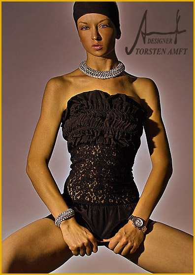 Das internationale Model Vera Gafron in einem schwarzen Cocktail Kleid mit franzsischer Spitze des deutschen Mode Macher`s Torsten Amft.