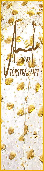 Detail Ansicht von der Struktur der handgearbeiteten champagner farbenen Chiffon Robe mit Gold Lam Muster des Mode Designer`s Torsten Amft aus Berlin.