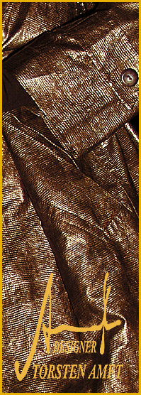 Detail Ansicht von der Struktur des wetterfesten Regen Mantel`s in Tier Optik des Mode Schpfer`s Torsten Amft aus Berlin.