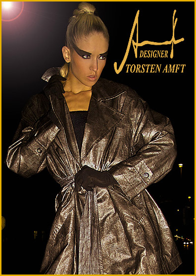 Das internationale Model Vera Gafron in einem wetterfesten Regen Mantel in Tier Optik des deutschen Mode Schpfer`s Torsten Amft.