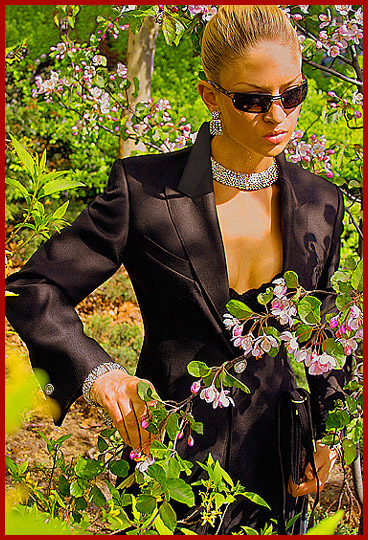 Das Model Vera Gafron trgt ein Mass Kostm mit Diamant Manchetten Knpfen vom deutschen Mode Designer Torsten Amft.