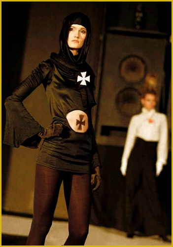 Das internationale Laufstegmodel Franziska traegt ein Avantgarde Kleid vom deutschen Modedesigner Torsten Amft zur Berlin Mode Woche - Saison Herbst / Winter 2008 - 2009 - anklicken fuer zurueck