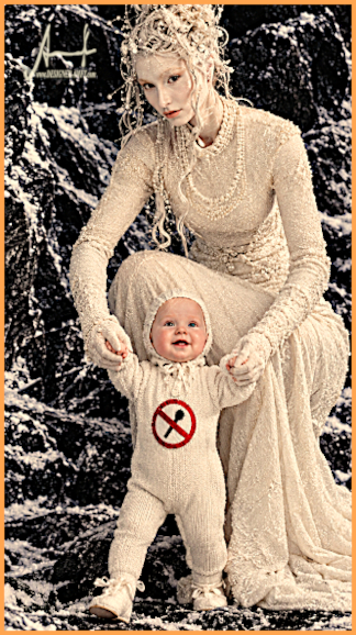 Model Rebecca trägt ein Kaschmirkleid und posed mit Babymode gegen Kindesmissbrauch von Modeschöpfer Torsten Amft, Kollektion Winter 2000 