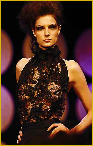 Model Dwina posiert in einer Bluse aus handgefertigter Spitze vom deutschen Modedesigner Torsten Amft zur Berliner Mode Woche - Saison Herbst/Winter 2009-10 - anklicken für zurück