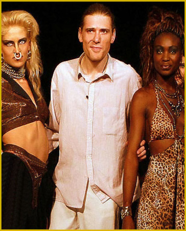 Das deutsche Model Vera und das afrikanische Model Vivian mit Modedesigner Torsten Amft auf dem Laufsteg beim Finale der Trendkollektion Fr¨hjahr/Sommer 2008 - anklicken für zurück