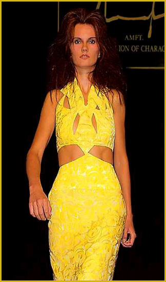 Laufsteg Model Franziska Scheffer trägt ein gelbes Duchesse Seidenkleid vom deutschen Mode Designer Torsten Amft zur Berliner Mode Woche - Saison Frühjahr/Sommer 2009 - anklicken für zurück