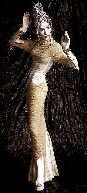 Progressives Haute Couture Kleid von der Kollektion 'Deutschland - ein Wintermrchen' aus der Rubrik 'Deutsche Mode Kunst' aus Kaschmir und Duchesse Seide mit eingewebten Goldfden