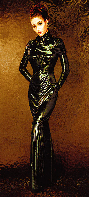 Drapiertes futuristisches Metallic Cocktail Abendkleid von der Kollektion + Willkommen Zukunft + aus der Rubrik + Deutsche Modekunst des Berliner Modedesigners Torsten Amft